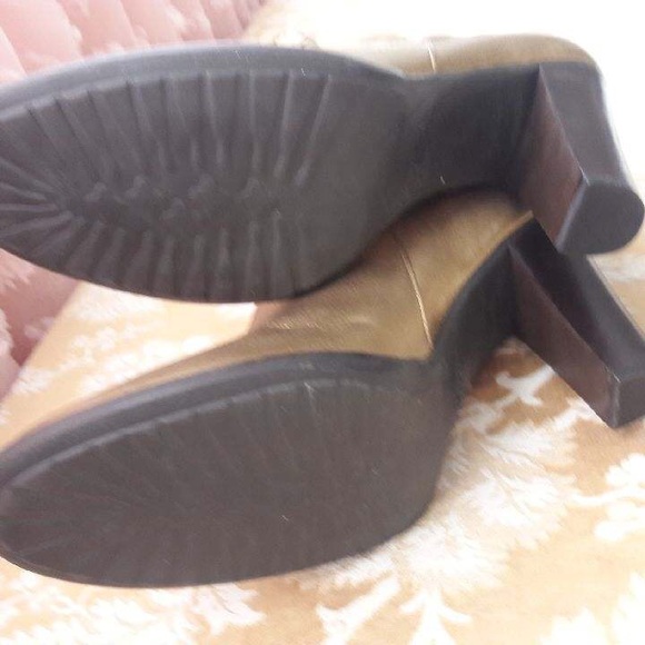 Gold leather high heeled boots. - Picture 3 of 4